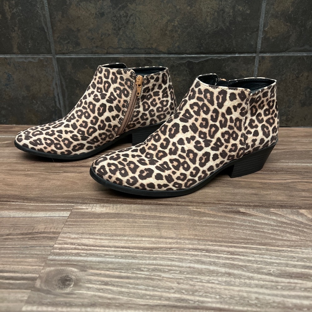 *never worn* SODA Leopard print booties size 7